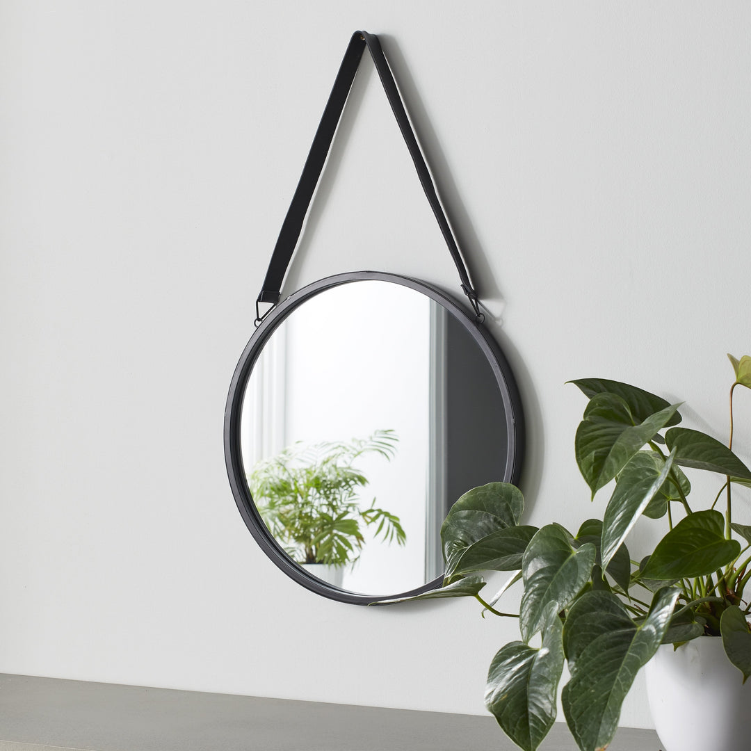 Miroir rond noir avec bracelet en cuir par Home &amp; Lifestyle