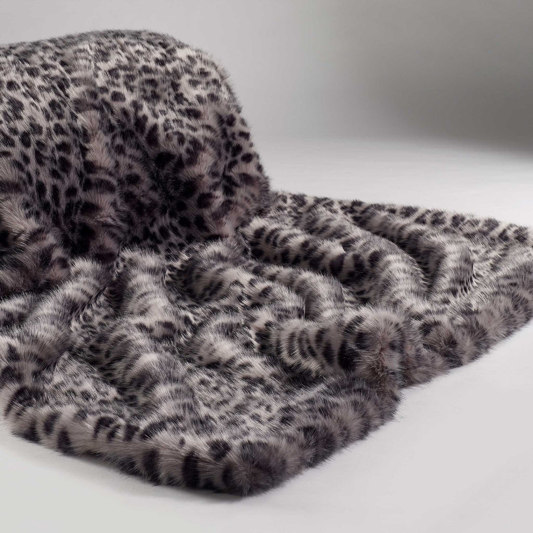 Kunstfellüberwurf mit grauem Leopardenmuster in zwei Größen von Katrina Hampton
