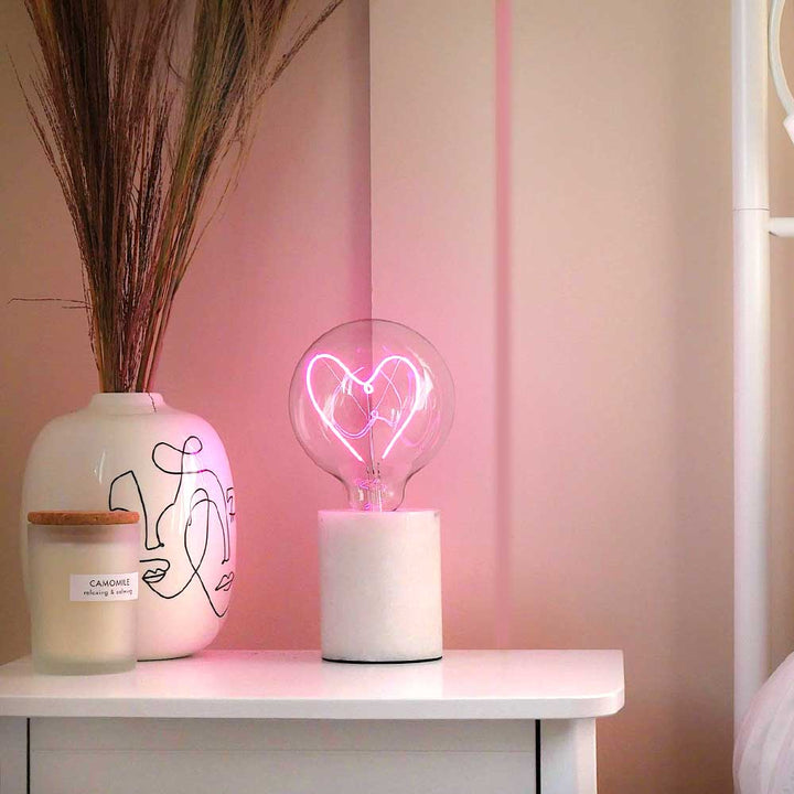 LED-Worttext-Filament-Glühbirne, weiße oder graue Tischlampe, rosa „Herz“ von Steepletone